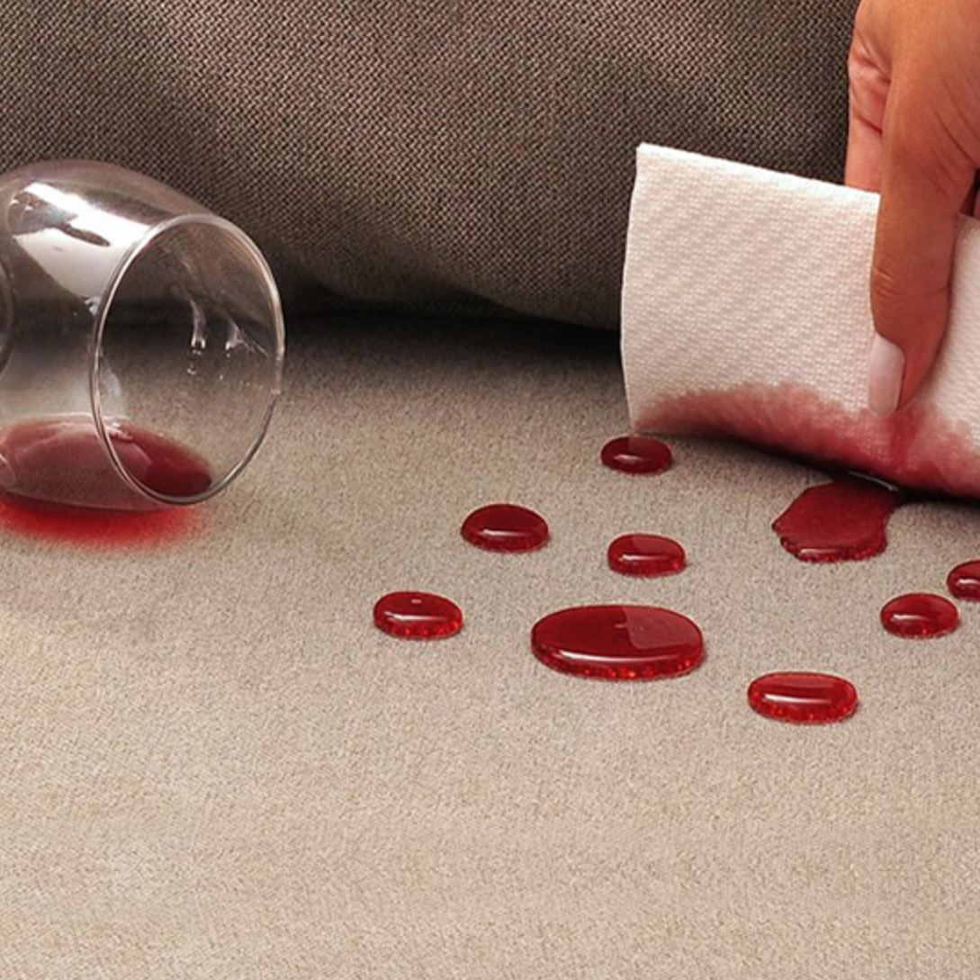 Teste de impermeabilização: vinho derramado sobre tecido protegido forma gotas na superfície, sem penetrar